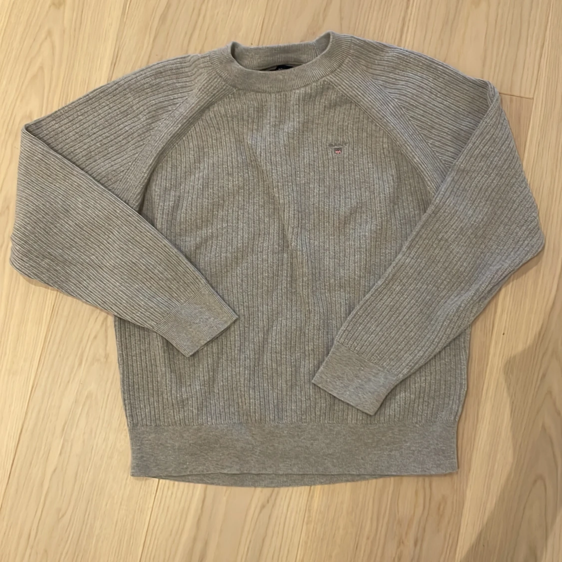Grå stickad tröja från GANT