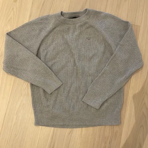 Grå stickad tröja från GANT - Tjena! Säljer denna feta stickade tröjan från Gant som är perfekt till våren eftersom att det inte är min storlek. Ny pris 799kr