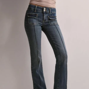 nelly bootcut jeans - super snygga blåa bootcut jeans från nelly! knappt använda, säljer då de inte är min stil! skriv privat för egna bilder eller andra funderingar 🤍 använd gärna köp nu!