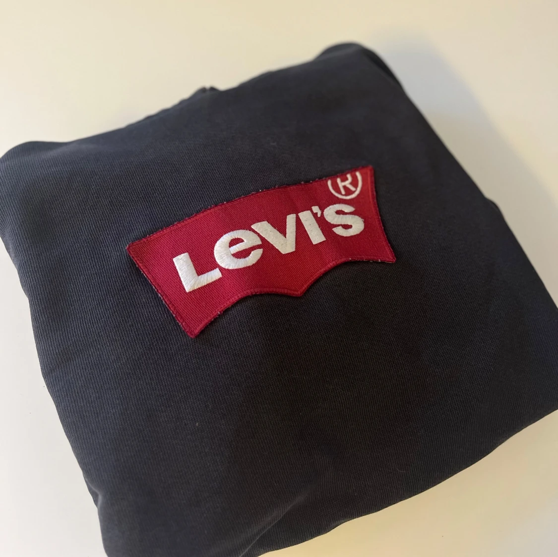 Svart Levi’s hoodie