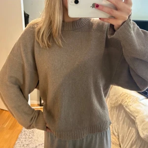 Brun grå stickad tröja - Stickad tröja från Nelly, super fin. 