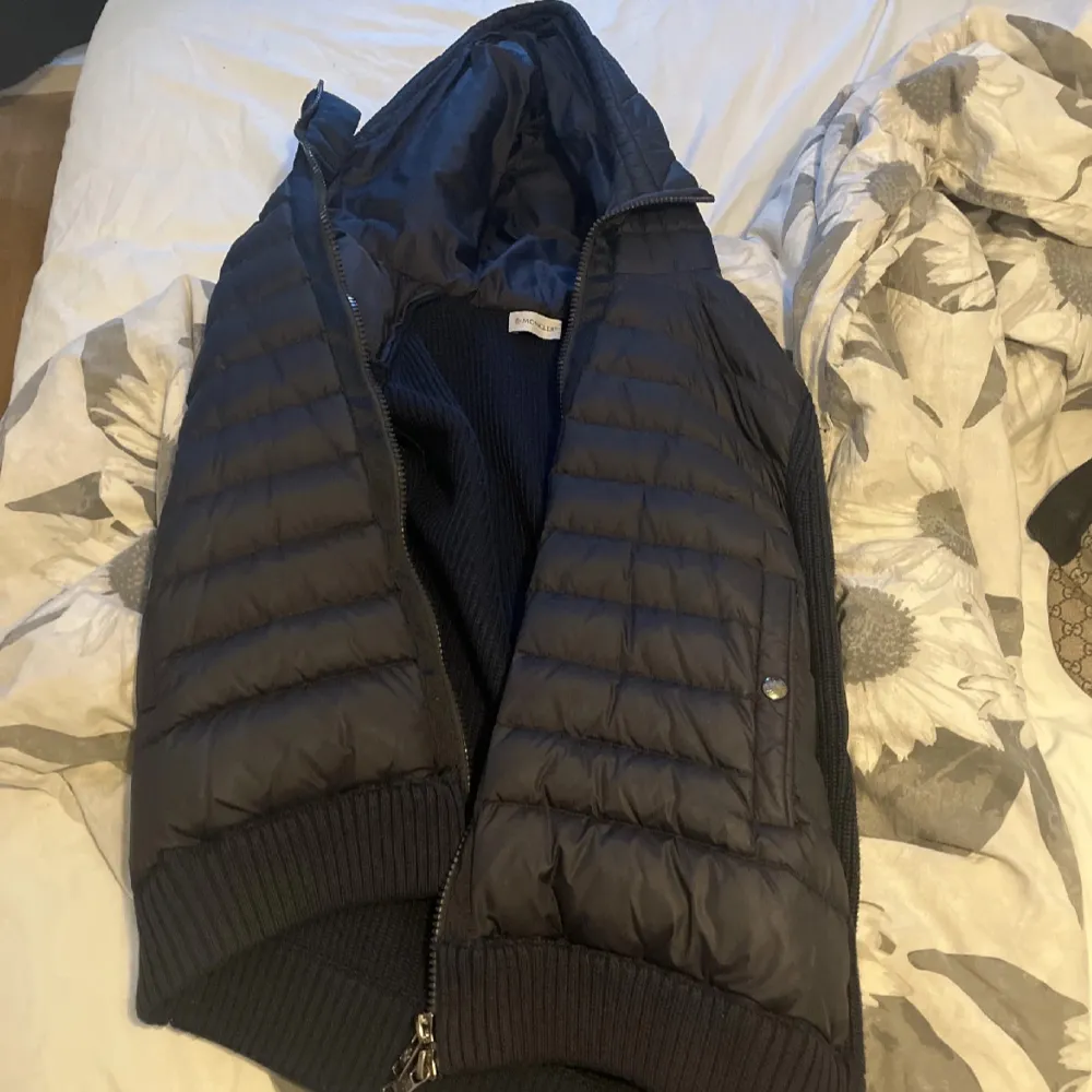 Hej, säljer min moncler cardigan som är i storlek L men den passar lätt S-M också och den är hundra procent äkta och vid frågor är det bara att skriva . Takit.