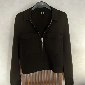 zip jacka  - Super snygg grön Jacka från arket i storlek xs 