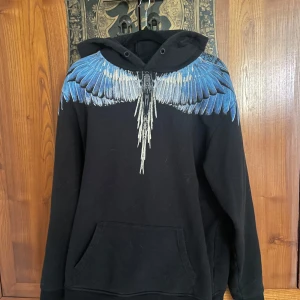 Marcelo Burlon hoodie - Säljer en svart hoodie från marcelo burlon. Skicket är väldigt bra den är bara lite smutsig men kan tvättas. Storlek M