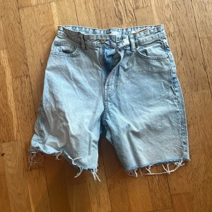 Ljusa jeansshorts från Bershka - Säljer ett par ljusa jeansshorts från Bershka med fransiga kanter och klassisk femficksdesign. Perfekta för en avslappnad stil. De har en knapp och dragkedja framtill. Säljer eftersom de inte är min stil längre 💕(pris går att diskutera)