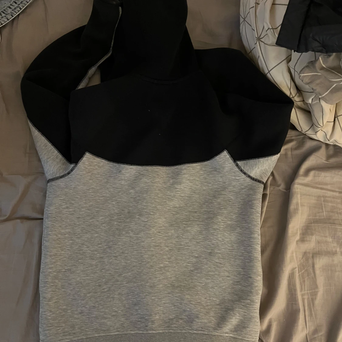 Grå och svart hoodie från Nike - 1
