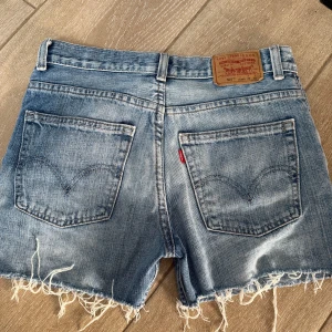 levis jeansshorts  - levis vintage jeansshorts, står strl 28 men är mindre i storlek, jag har 27-28 och dessa är för små som referens, 129kr
