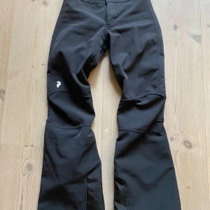 Skidbyxor från peak performance  - Svarta skidbyxor från peak performance, fint skick. SETPRIS TILLSAMMANS MED JACKA 3000. SKICKAR DIREKT