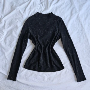 Svart turtleneck med vita prickar - Monki strl. M - En jättefin ribbad turtleneck med små vita prickar!