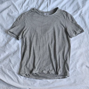 Randig t-shirt - Aware strl. S - En vit-svart-randig t-shirt i ett skönt och elastiskt material!