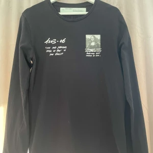 Svart långärmad tröja från Off-White - Snygg svart långärmad tröja från Off-White med Mona Lisa-tryck på ryggen och textdetaljer på framsidan och ärmen.  Og pris ca 3000kr priset kan absolut diskuteras är öppen för all förslag.