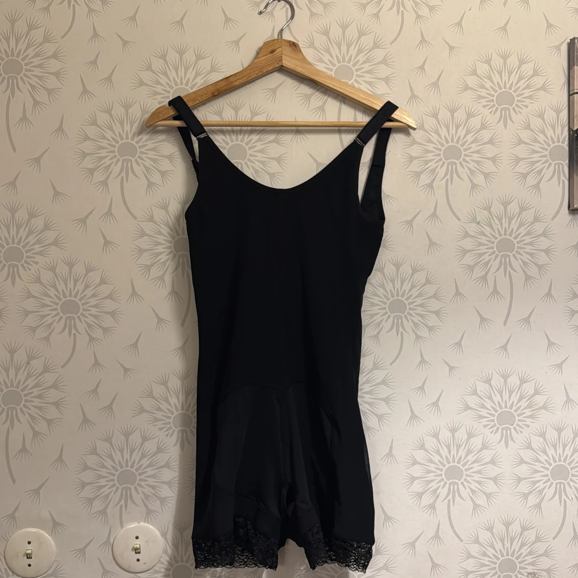 Svart bodysuit med spetsdetaljer - 1