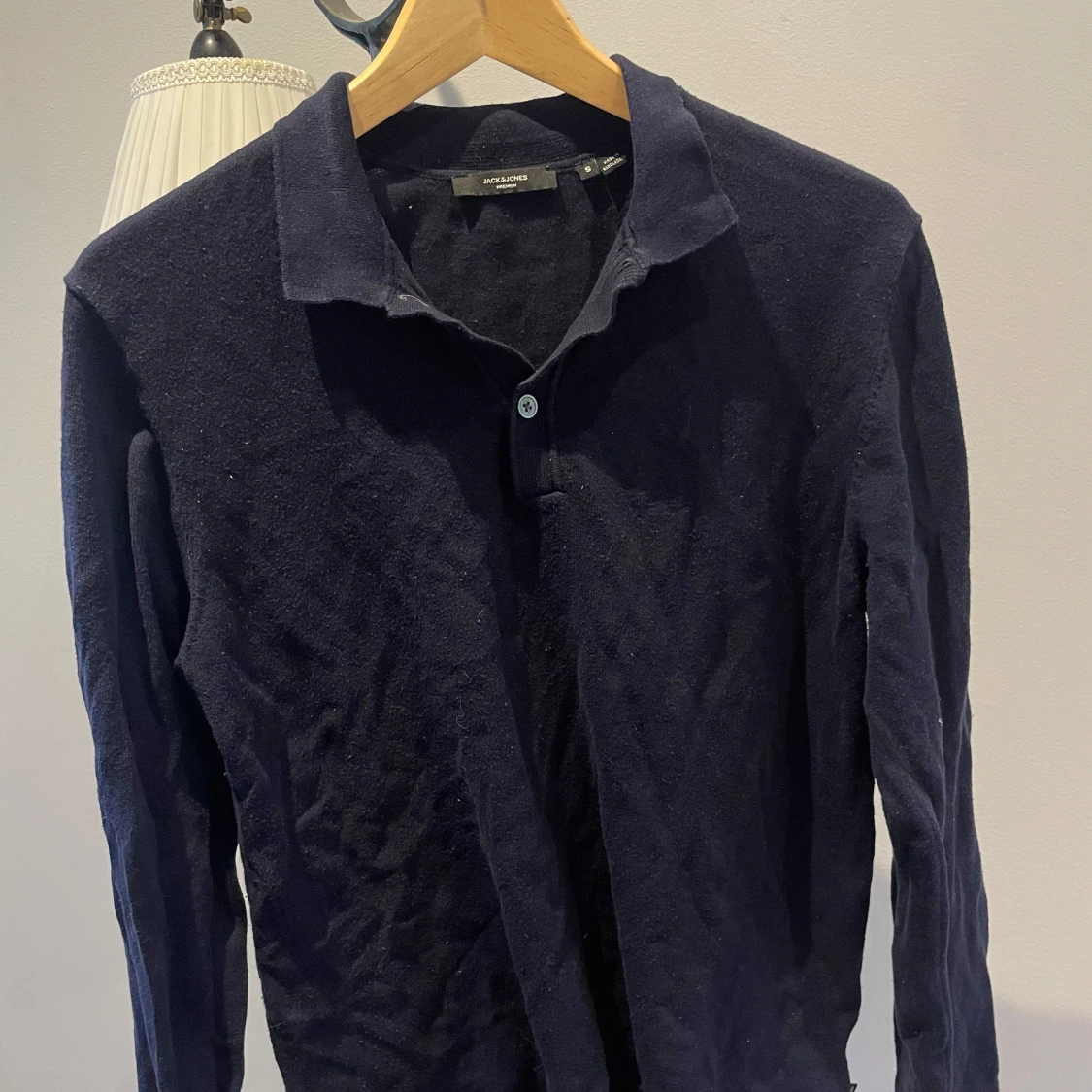 Mörkblå pikétröja från Jack & Jones