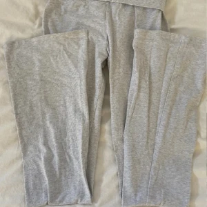 Yoga pants  från Brandy Melville - Säljer ett par grå byxor från Brandy Melville. De är lågmidjade och har en bekväm passform. Perfekta för en avslappnad stil.