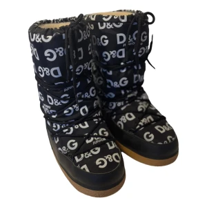 Vintage D&G  moon boots - Svinsnygga moon boots från D&G Junior. Perfekta för vintern med sin tjocka vaddering. Storlek .35-37 men skulle säga att de är mer en 37. Väldigt bra skick. 