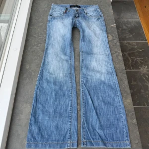 Lågmidjade jeans - Säljer dessa jeans som jag köpte på Plick då dem inte passade mig. Byxorna har en lågmidjad passform och har bootcut-stil. Midjan är 38 cm, midjehöjden är 18,5 cm, innerbens längden är 82 cm och har jeansstorleken W28✨(PS, Bilderna är inte mina)