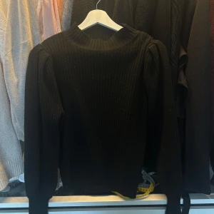 Svart stickad  - Jättefin tröja men kommer inte till användning