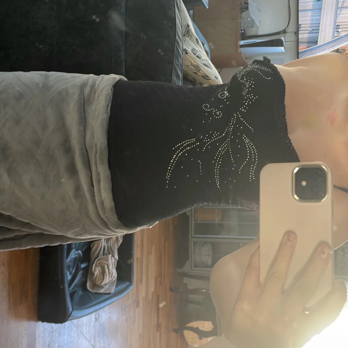 Svart topp med spets och pärlor - 3