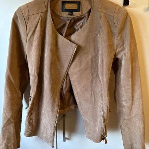 Beige skinnjacka mango  - Äkta läder, bra skick! 