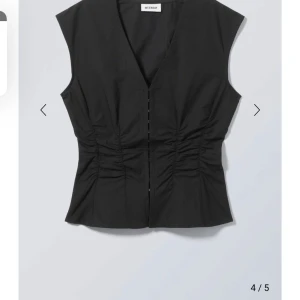 Svart väst från Weekday - Slutsåld svart väst från Weekday, aldrig använd💕