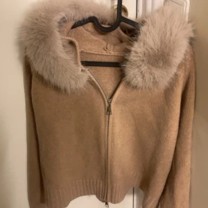 Fur jacket  - Säljer trendig och populär stickad jacka med dragkedja och en fluffig fuskpälsdetalj på kragen. Perfekt för kyliga dagar när du vill vara både varm och stilren. Knappt använd💕