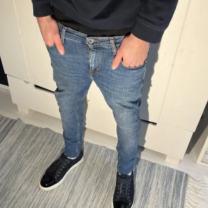 Sällsynta tiger jeans - Tja säljer dessa feta tiger jeans! Modellen är 179cm 60kg. Storleken är 29W 30L och är 93 cm långa. Jeansen har snygga slitningar och är upplagda med nån cm. Skriv vid minsta fundering!!! 