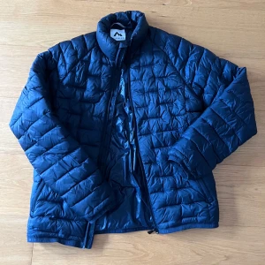 Blå dunjacka från McKinley - Säljer en blå dunjacka från McKinley. 