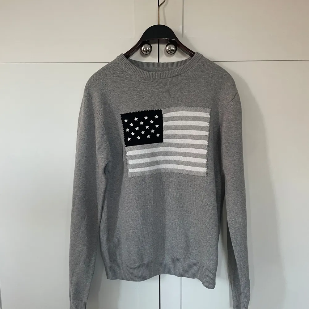Säljer en riktigt snygg grå tröja från GANT med ett flagg motiv. Väldigt bra skick👍hör av er om ni är intresserade. Pris kan diskuteras . Neuletakit & Villapaidat.