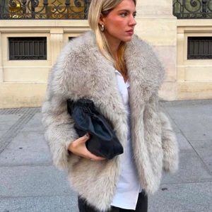 Pälsjacka - Säljer min pälsjacka från Zara då jag knappt använt den💕original pris var över 1000kr💕den är storlek xs men skulle säga att den passar xs-s