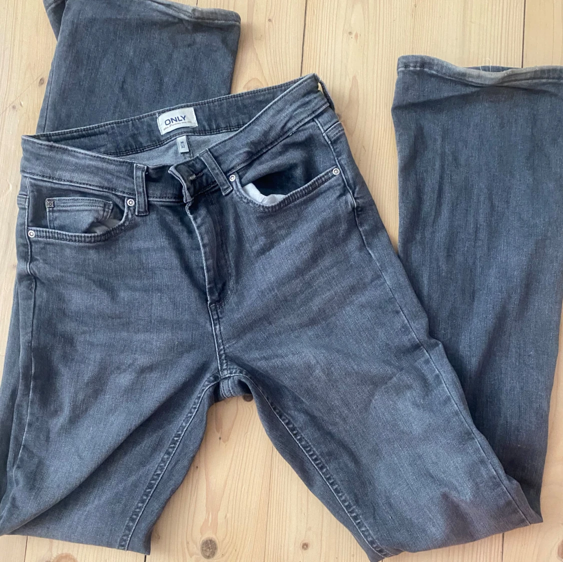 Grå bootcut jeans från Only - 1