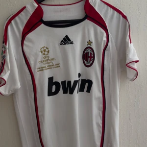 Vintage AC Milan fotbollströja med Kaka' 22 - Säljer en vintage vit AC Milan fotbollströja med Kaka' och nummer 22 på ryggen. Tröjan är knappt använd och storlek M. Pris kan diskuteras vid snabb affär