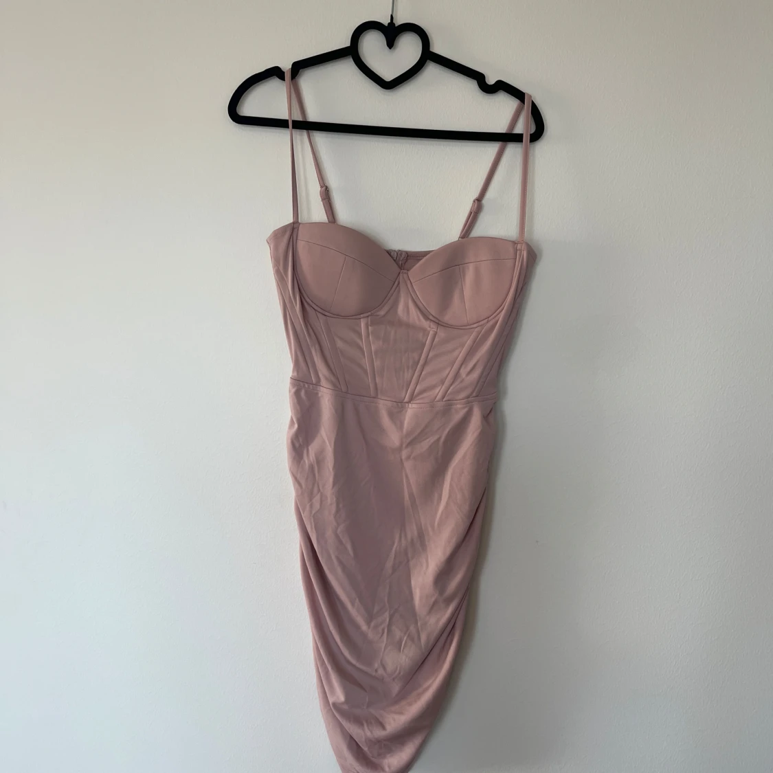 Ljusrosa klänning med rynkdetaljer - 2