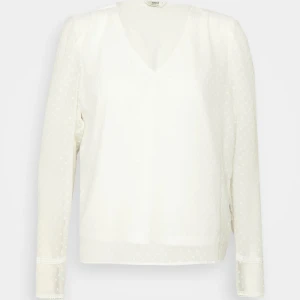 Vit blus  - Säljer min blus från ONLY i storlek Xxs. Säljer den pågrund av att den inte kommer till användning. Använd ett fåtal gånger💕