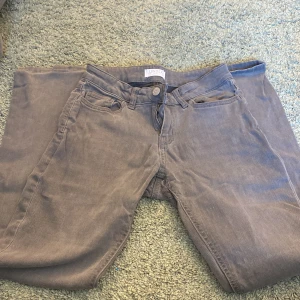 Helt nya gråa bootcut jeans !! - Helt nya jeans från lindex endast provade. Ingen prislapp kvar men ej använda. Orginal pris 349 säljer för 100❤️ säljer pga att jag har för många byxor. Storlek 158 men passar xs/s!