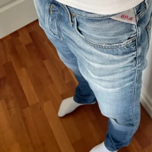 Ljusblå jeans från replay - Replay jeans, regular fit. Storlek 31/32. Har använt ett tag men säljer nu pågrund av att de växer ur mig. Jag är 185 och väger 75. Perfekt för dig som inte vill att jeansen ska strama benen 