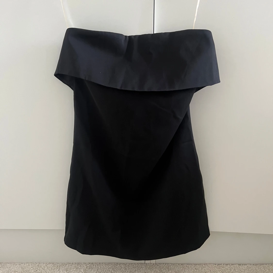 Svart axelbandslös klänning  - 1