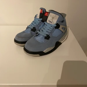 Jorden 4  - Säljer mina jordan 4 baby blå för dom passar inte längre mig. Dom är använda typ 5 gånger. Köpte för 3000 mitt pris 1500