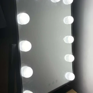 Sminkspegel med LED-belysning - Elegant sminkspegel med inbyggd LED-belysning runt kanterna. Perfekt för att få rätt ljus vid sminkning. Spegeln har en stilren design och står på en stabil bas. Olika ljus och styrka 