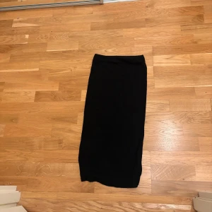 Svart kjol från Zara - Snygg svart kjol från Zara i en klassisk design. Perfekt för att matcha med olika toppar och accessoarer. Kjolen har en enkel och stilren look som passar till många tillfällen.