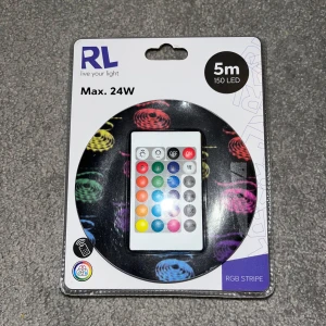 RGB LED-ljusslinga 5m med fjärrkontroll - Säljer en 5 meter lång RGB LED-ljusslinga från RL med 150 LED-lampor och en maxeffekt på 24W. Inkluderar en fjärrkontroll för att enkelt ändra färger och ljusstyrka. Perfekt för att skapa stämningsfull belysning i hemmet. Aldrig använd