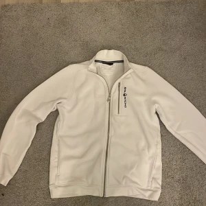 Vit tröja från Sail Racing (kom med förslag på pris) - Jag säljer en vit sail racing tröja med dragkedja. Anledningen till att jag säljer den är för att jag själv inte tycker den passar bra på mig. Jag säljer den för ett bra pris och den är bara andvänd 2/3 gånger. Original pris för en tröjan är 1000kr. KOM MED FÖRSLAG PÅ PRIS