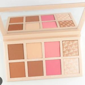Summer Multi Use Palette från CAIA - Snygg palett från CAIA med flera användningsområden. Innehåller nyanser som shimmer for bronze, matte pink och matte chocolate. Perfekt för att skapa både naturliga och mer dramatiska looks. Kompakt och lätt att ta med sig.