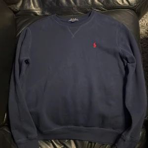 Mörkblå tröja från Polo Ralph Lauren - Mörkblå Ralph Lauren tröja, använd ett tag och jag säljer den eftersom den är för liten (Storlek S ungefär)