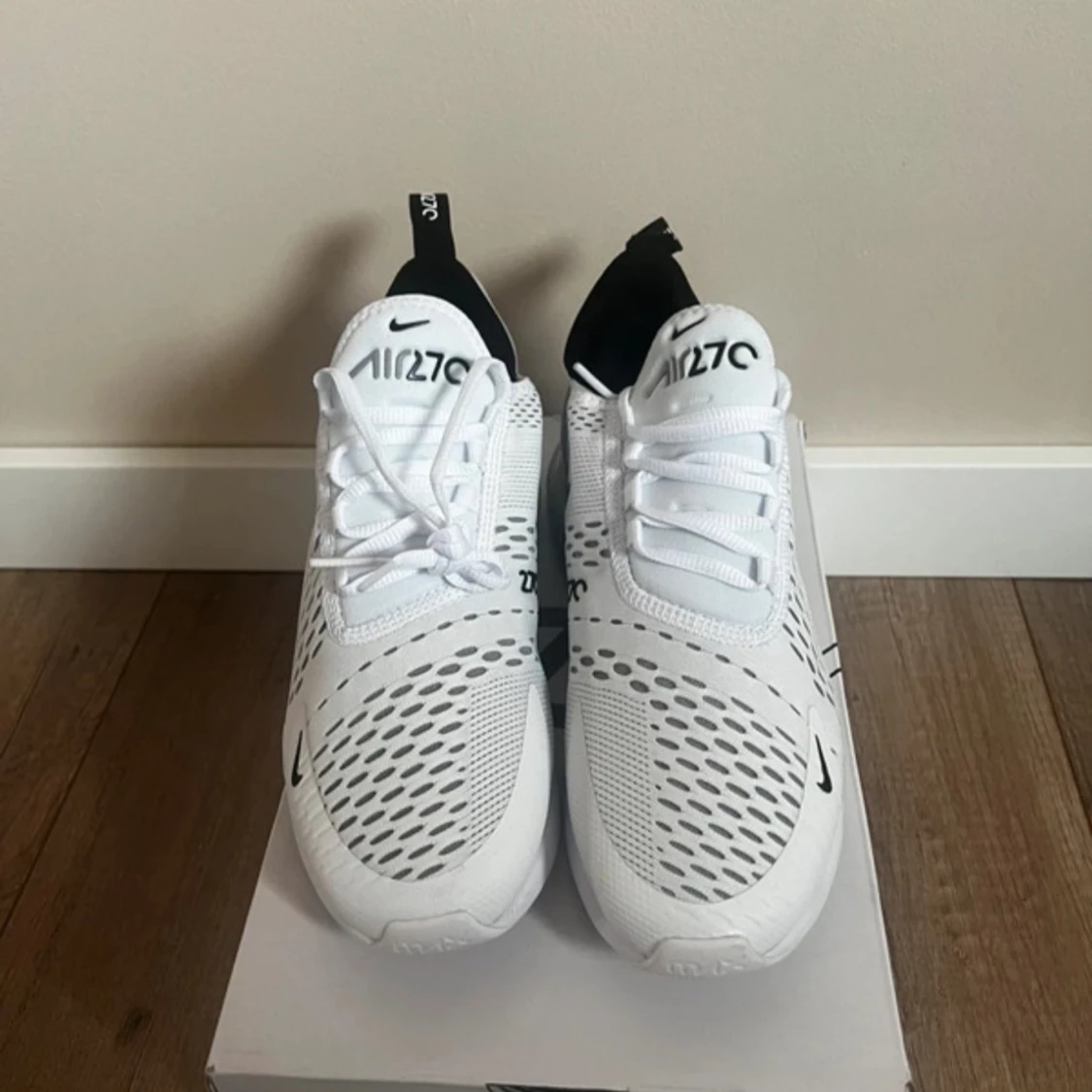 Nike Air Max 270 i vitt - 1