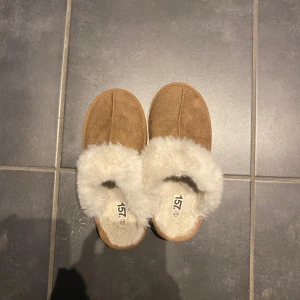 Bruna tofflor med fuskpäls - Mysiga bruna tofflor från 157 med mjuk fuskpäls på insidan. Perfekta för att hålla fötterna varma under kalla dagar. Tofflorna har en robust sula för extra komfort och hållbarhet. Storlek 36-37. Rengör de innan jag skickar