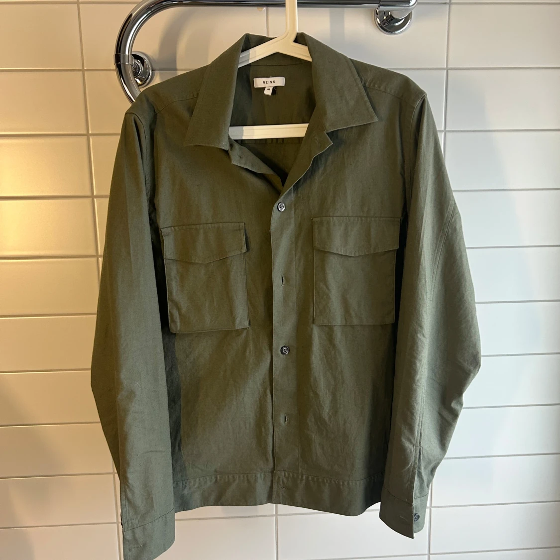 Olivgrön  overshirt från Reiss - 1