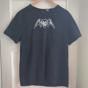 Svart t-shirt med tryck - Svart thisry, Moebid logo, stretch material. Storlek M/L