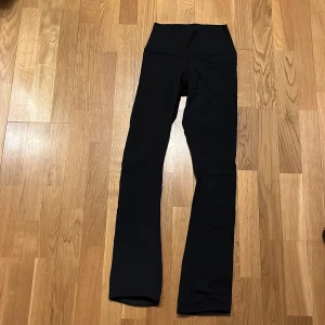 Svarta leggings från Jir  - Snygga svarta leggings från Jir med hög midja. Perfekta för träning eller en avslappnad dag. Tillverkade i ett stretchigt syntetmaterial för bästa komfort och passform.