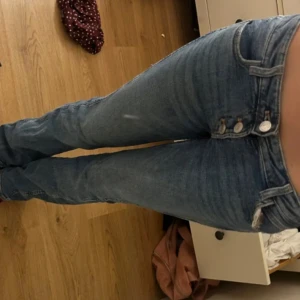 Blå jeans med knappar - Snygga blå jeans med knappar framtill. De har en klassisk design med en smickrande passform. Dem var lite förstora och köpte dem på plick