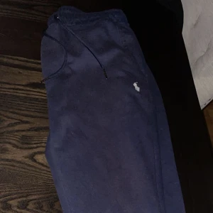Polo Ralph Lauren Trackpants  - Säljer mina mörkblåa trackpants från Polo Ralph Lauren, köpta på room 1006 i Malmö för ca 2000 och har Scan. Väldigt bra skick, skriv om du har några frågor och priset är alltid förhandlingsbart 💯